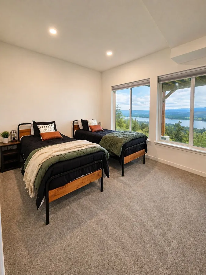 Panorama Room — Shared